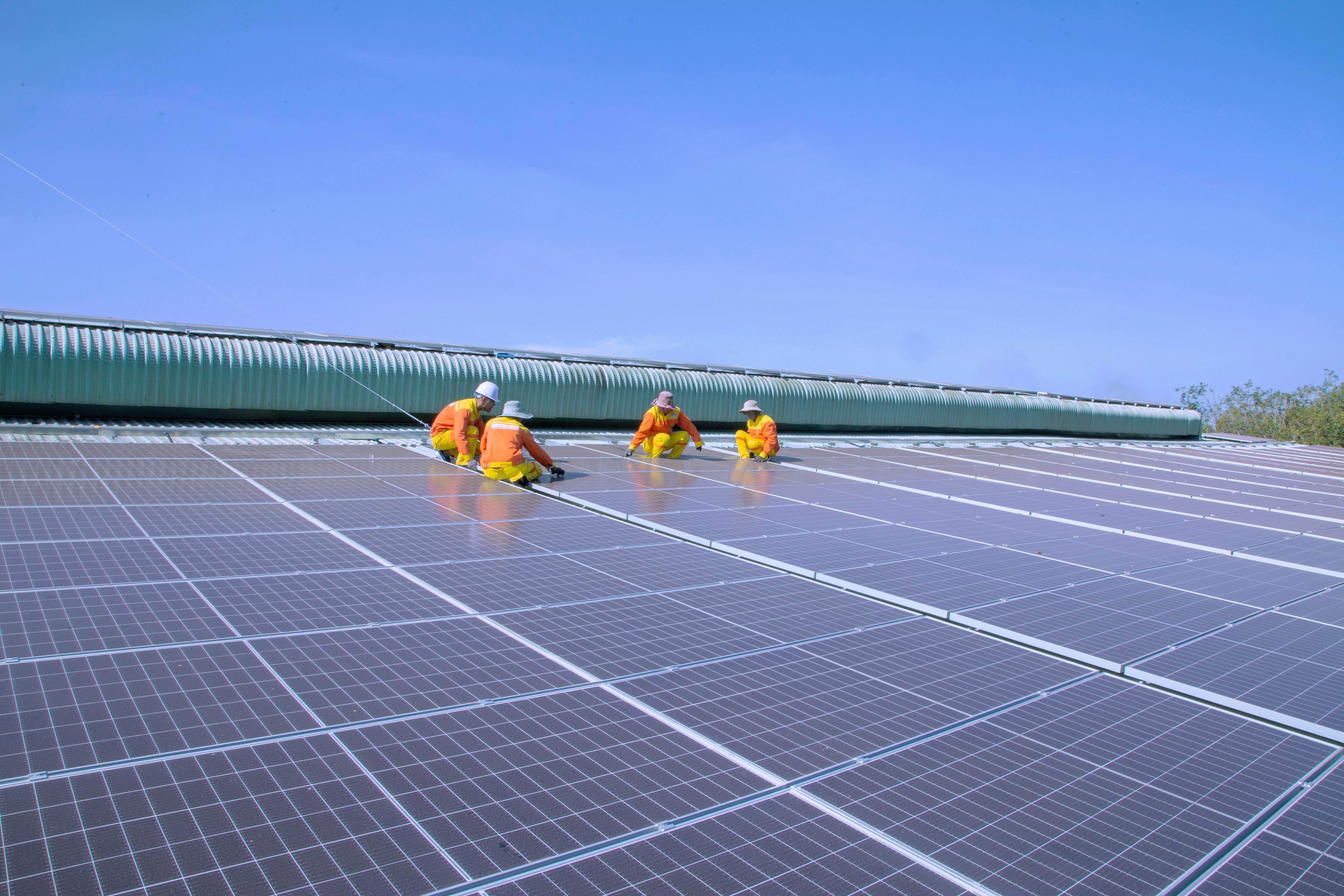 Сонячні панелі на даху, монтажна команда ENVIO SOLAR